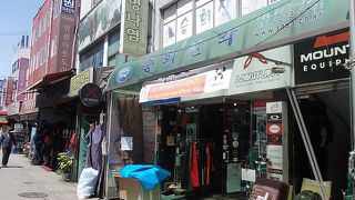 東大門登山用品通りでございます