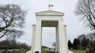 カナダとアメリカにまたがる国際公園、免税店の敷地内に車で入るとカナダを出国したことになるので 要注意です