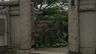 狩野芳崖の墓がある