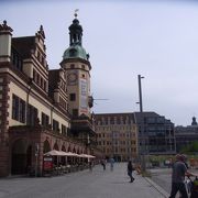 歴史的な建物に囲まれた広場