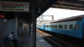 意外に近代的な駅です