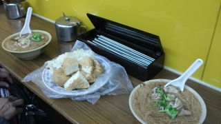 台北駅近くで麺線と臭豆腐