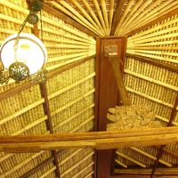 部屋の茅葺の天井