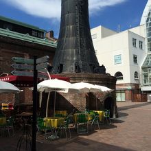 煙突ひろばもいい感じ。平日のお昼はランチ食べてる人多し。