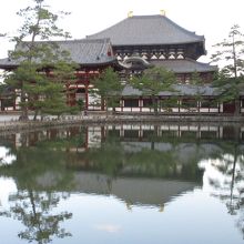 鏡池に映る大仏殿