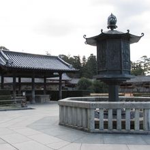 八角灯篭と手水屋