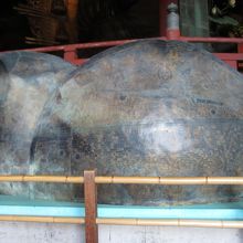 足元の蓮の花にも仏様の彫刻があります。