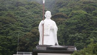 室戸岬、御厨人窟間近にある白い青年大師像