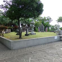 同一敷地内の慰霊塔群。