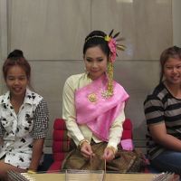 ロビーで民族楽器の演奏。一緒に行ったタイ人の女の子。