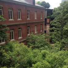 レンガの壁が印象的