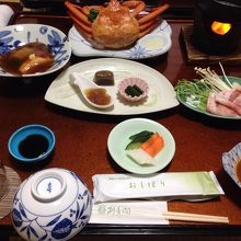 宿泊するお部屋とは別の個室で、夕食です