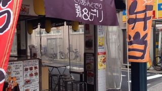 揚げたてを食べながら商店街散歩