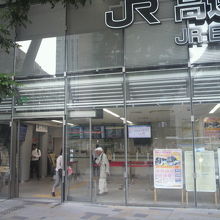 高速バスターミナルの入口です。ガラス張りの明るい建物です。