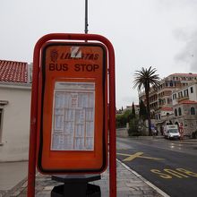 ピレ門から長距離BT方向へのバス停。車線の進行方向とは逆