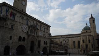 ポポロ広場 (アスコリ ピチェーノ)