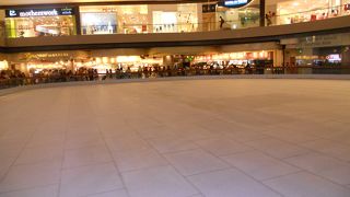 フードコートの真ん中に・・