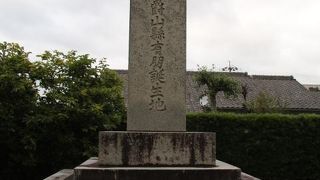 橋本橋のそばにあります。