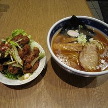 せたが屋ラーメン(右)。