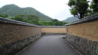 長い土塀が残る萩市の伝建地区のひとつ