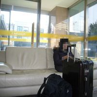 ロビーにて空港行きピックアップを待つ