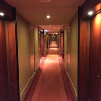 ホテルの廊下はクラシカルな感じ