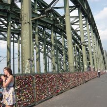 長いフェンス全体に取り付けられた南京錠