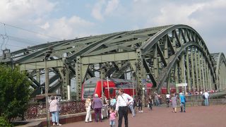 フェンス全体にぎっしりと埋め尽くされた南京錠はきれいです