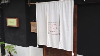 殻ごと作った黒そばと殻なしの白そばがあります。天ぷらも美味しい。