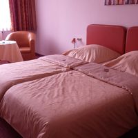 ツインベットと二人用のソファーです