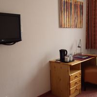 こじんまりとしたテーブル、壁掛けテレビ