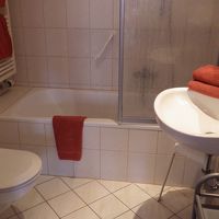 バスタブ、洗面台、トイレとコンパクトにまとめられている