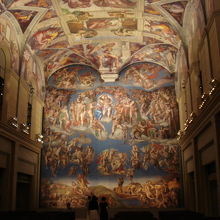 展示スペースもまるで大聖堂