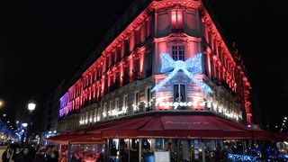 クリスマスのイルミネーションも目立つカフェの名店