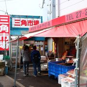 JR小樽駅すぐそば、鮮魚やレストランが50ｍほどならぶ