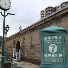 歴史を感じる建物の入り口