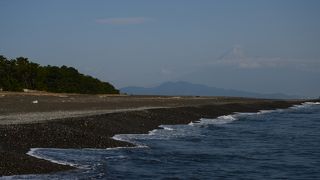 波の向こうに富士山を見ることも