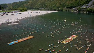 川を泳ぐ、紙のこいのぼり。