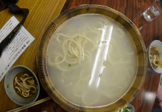 たらい桶から食べる伊予うどん七つの味わい方