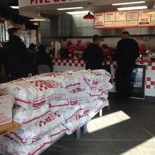 トイレは地下です