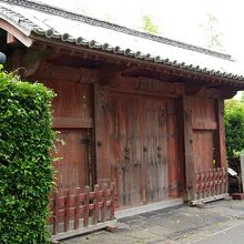 旧福原家萩屋敷門は萩高校の敷地の向かい側にあります。