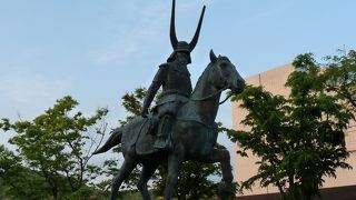 彦根駅前にある堂々とした銅像