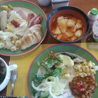 朝ごはん。ヤクルト（みたいなの）美味しい