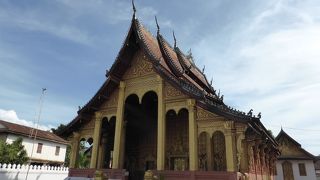 黄金の巨大立像