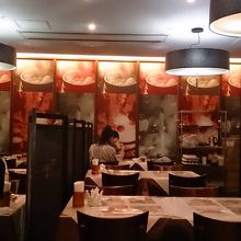 夕方早めだと人はまばらです