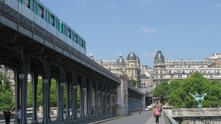 映画、ドラマなどのロケ地として知られる、面白い構造の橋