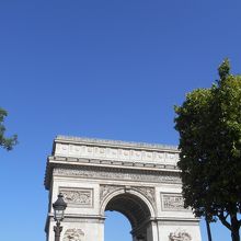 青い空に映える凱旋門