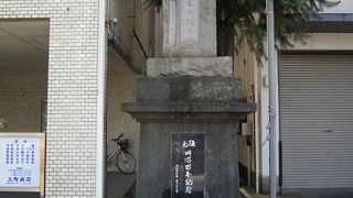 通りの隅にひっそりと。