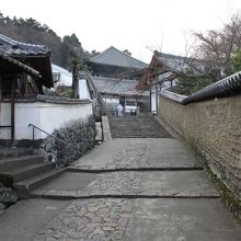 裏参道から見た二月堂。