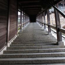 二月堂に上がる階段。おたいまつは僧侶がこの階段を駆け上ります